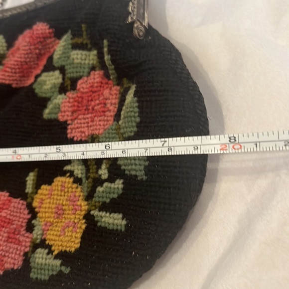 Antique embroidered small flower pattern purse with chain - Picture 6 of 9